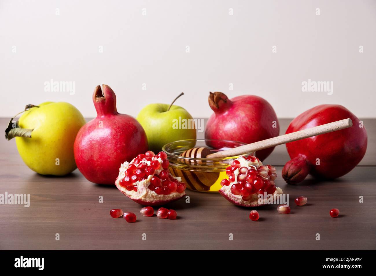 Inscription avec félicitations à Rosh Hashanah, grenades traditionnelles, pommes vertes et miel. Nouvel an juif. Félicitations. Foyer sélectif Banque D'Images