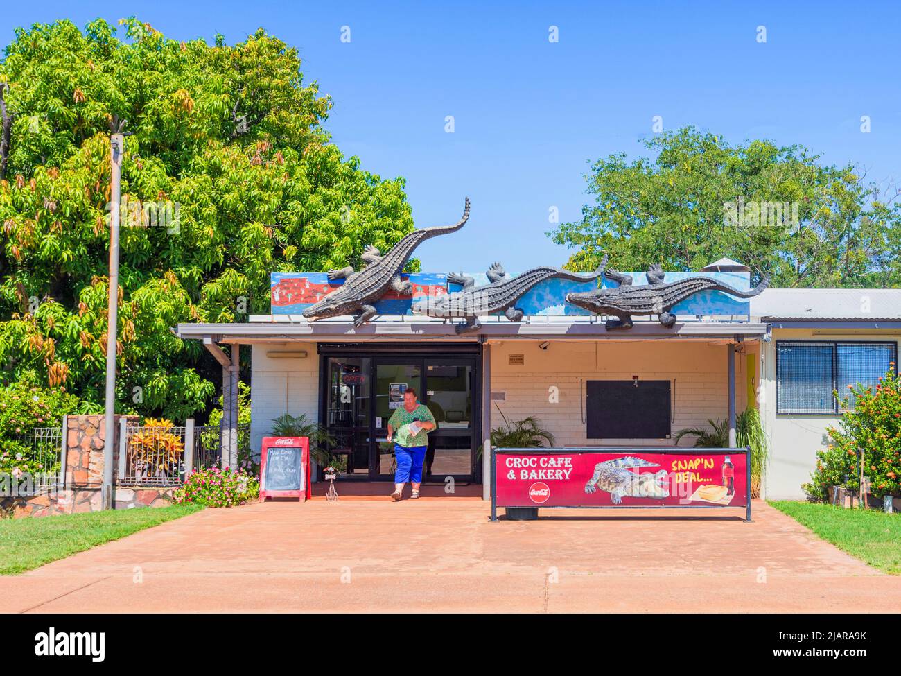 Extérieur du Croc café and Bakery avec statues de crocodiles à Wyndham, Australie occidentale, Australie occidentale, Australie Banque D'Images