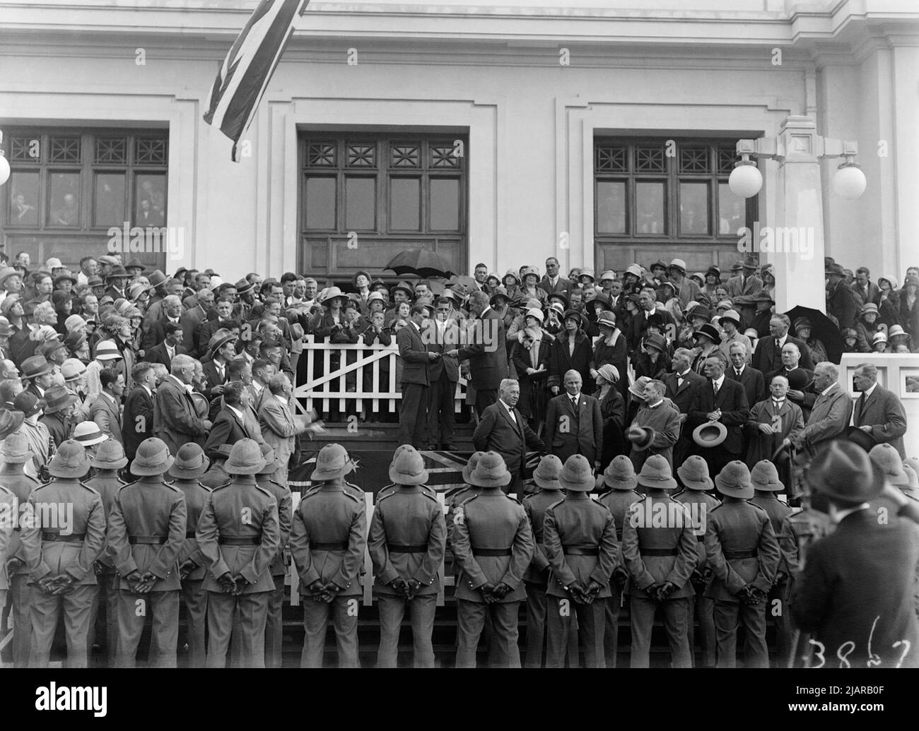 Le premier ministre Bruce présente un cas de chèque et de cigarette à l'aviateur Bert Hinkler devant le Parlement, après le premier vol solo de l'Angleterre vers l'Australie, en 1928 Banque D'Images