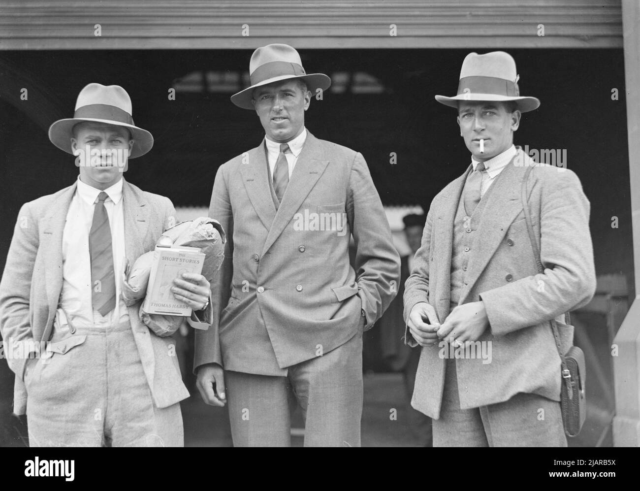 Joueurs de cricket anglais George Duckworth, George Geary et Harold Larwood à une gare, Nouvelle-Galles du Sud ca. 1929 Banque D'Images