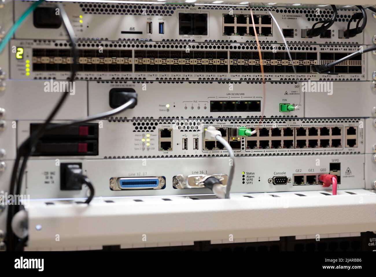 Gros plan d'un équipement de télécommunication moderne dans un rack. Mise au point sélective. Banque D'Images