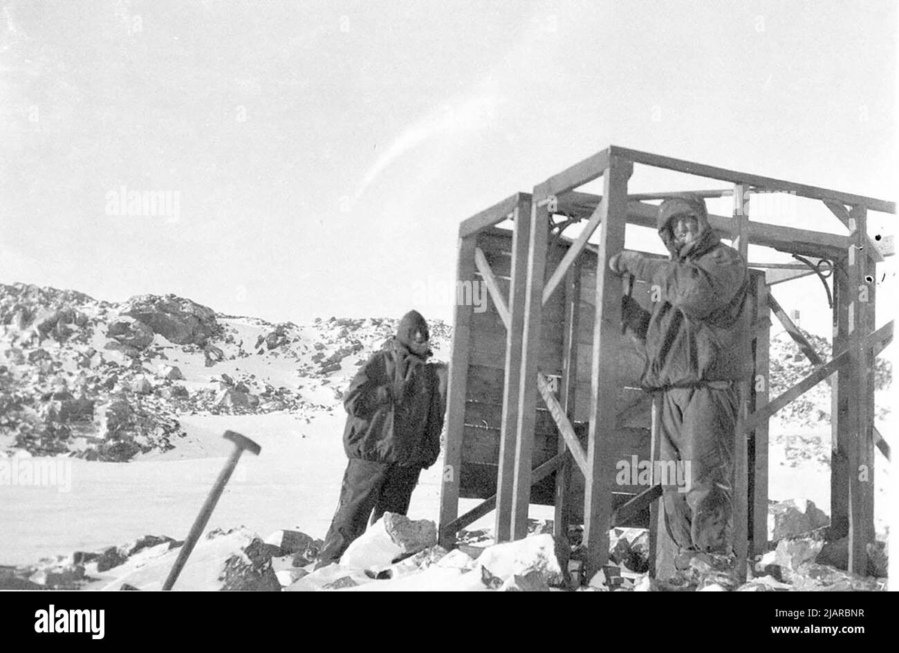 Photographie d'Alfred Hodgeman et d'Edward Bage construire la maison de transit pendant l'expédition Australasienne Antarctique, 1911-1914. Banque D'Images