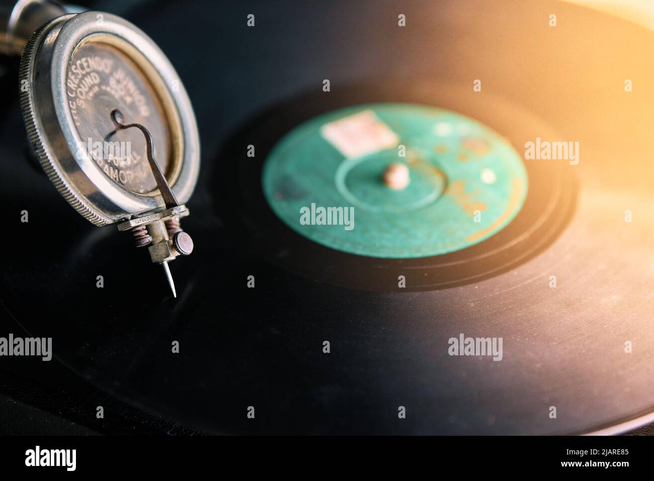 aiguille d'un ancien gramophone portable avec un disque en vinyle recouvert de poudre Banque D'Images