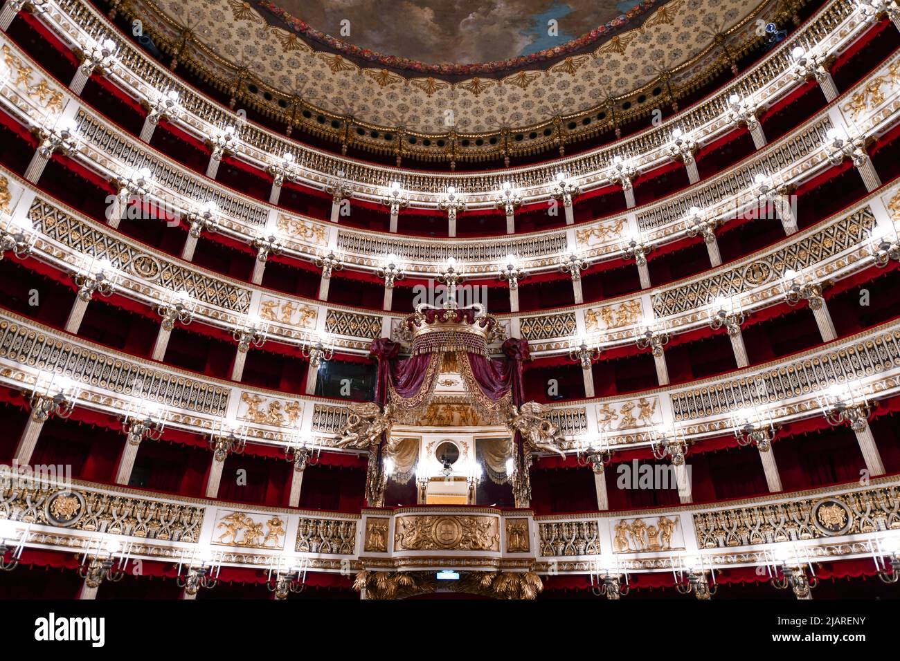 Naples, Italie - 18 août 2021: Le Teatro di San Carlo à Naples. Le Teatro di San Carlo est le plus ancien lieu d'opéra public en activité Banque D'Images