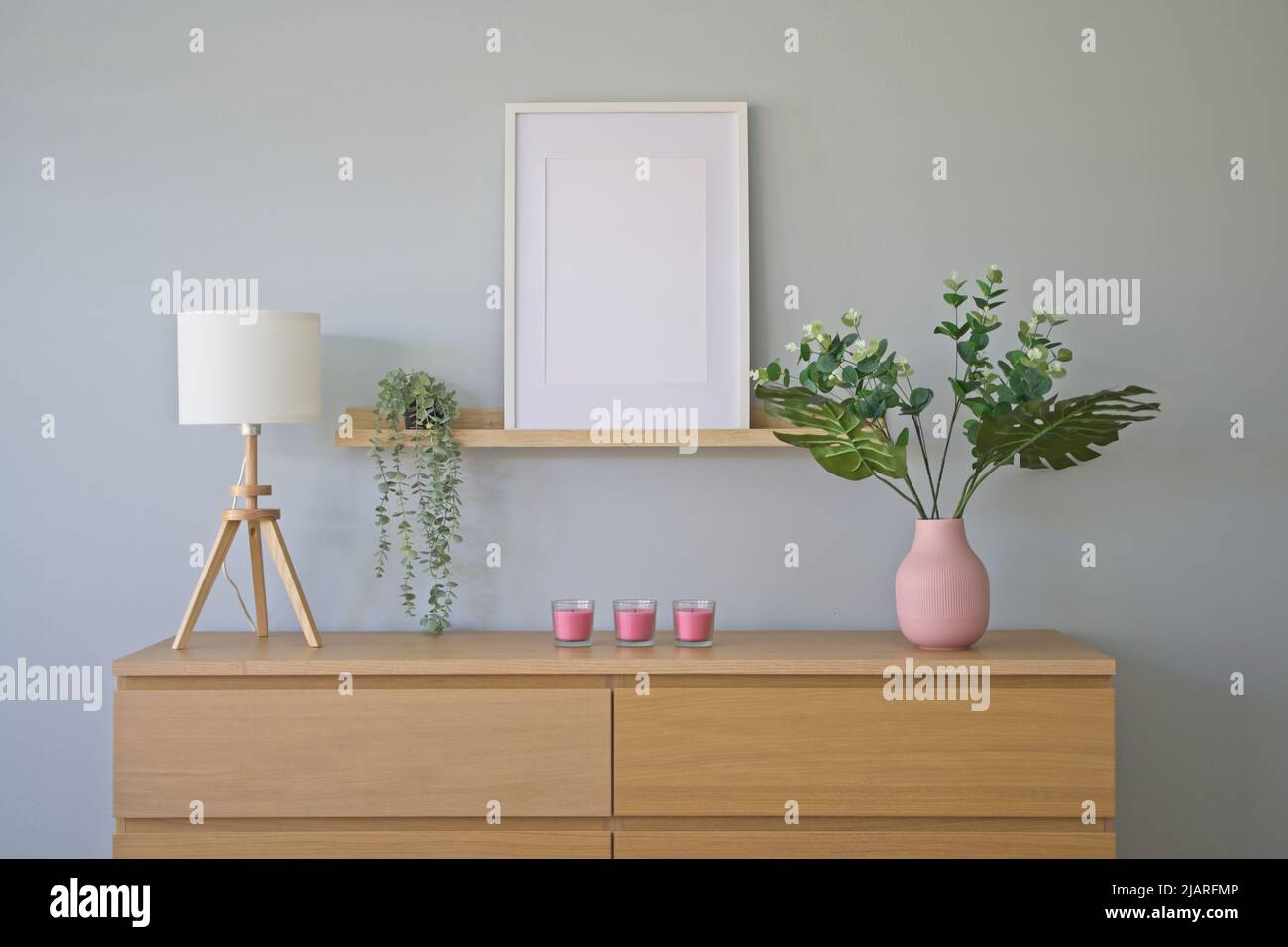 Maquette de cadre intérieur avec cadre vide sur une étagère en bois Banque D'Images