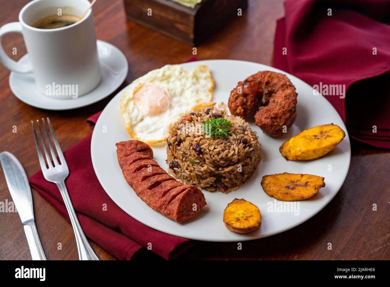 Délicieux petit déjeuner typique du Costa Rica avec café Banque D'Images