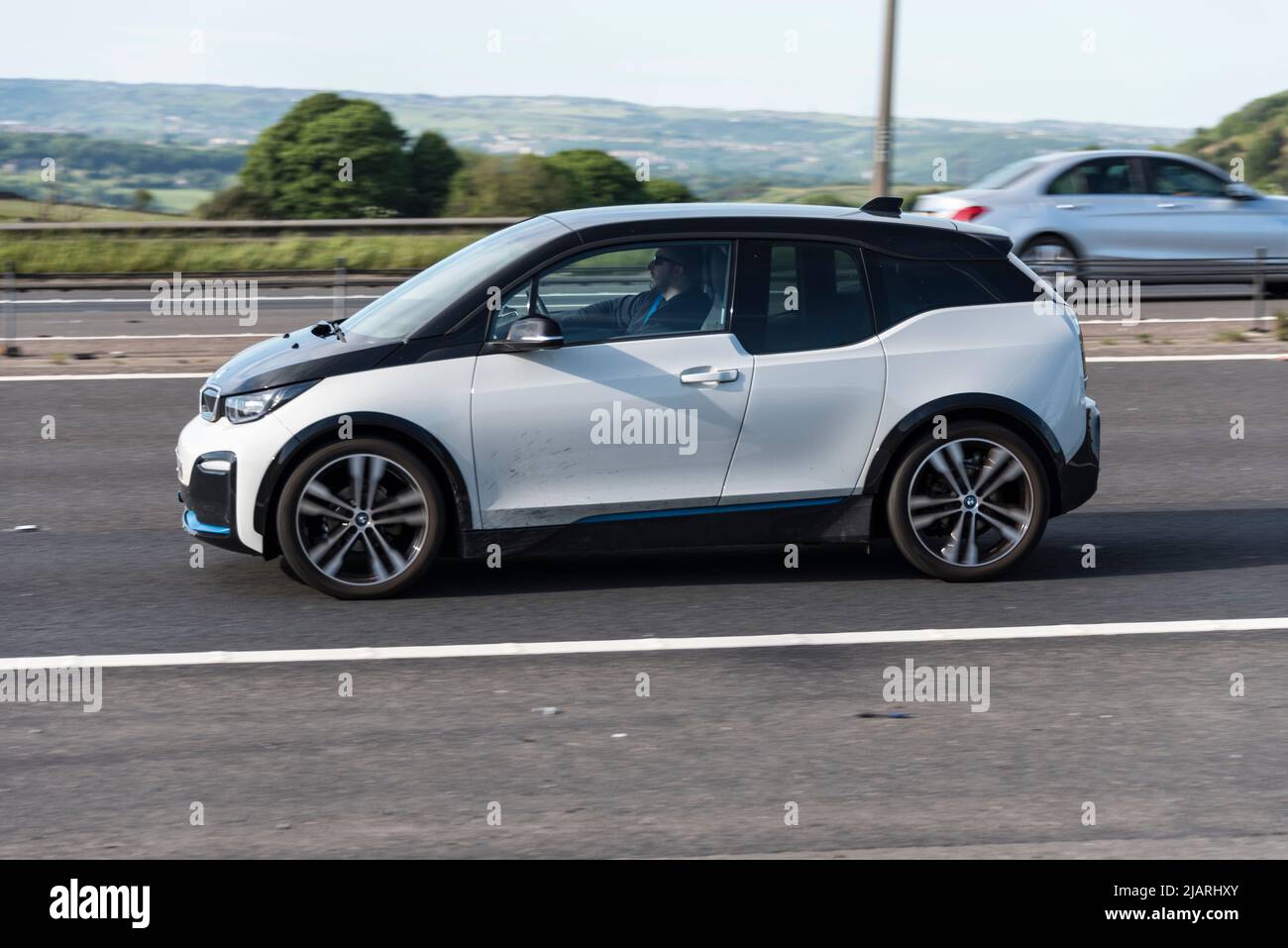 Voiture électrique (BMW) sur la M62 (près de Huddersfield, Angleterre). Banque D'Images