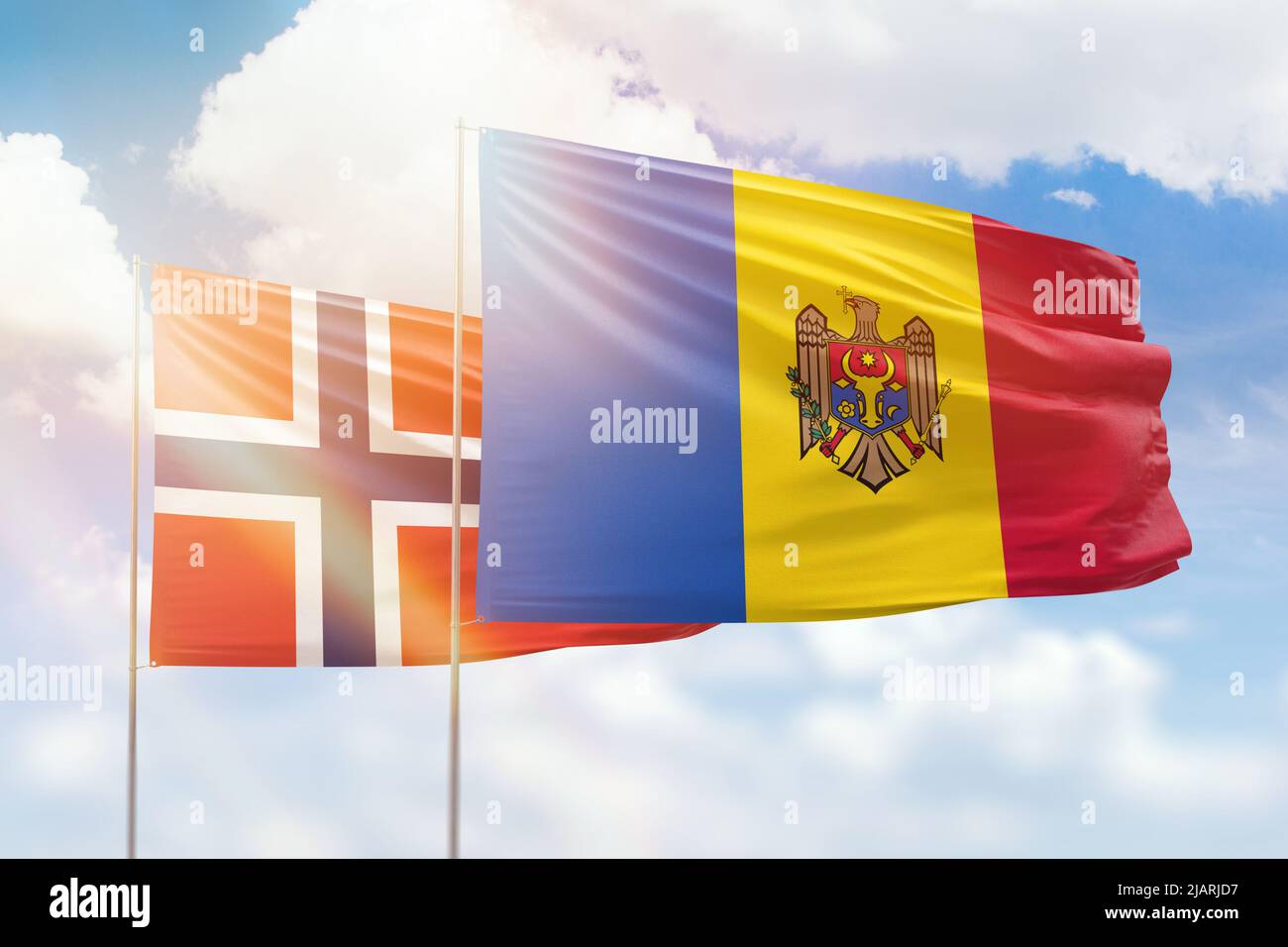 Ciel bleu ensoleillé et drapeaux de la moldavie et de la norvège Banque D'Images