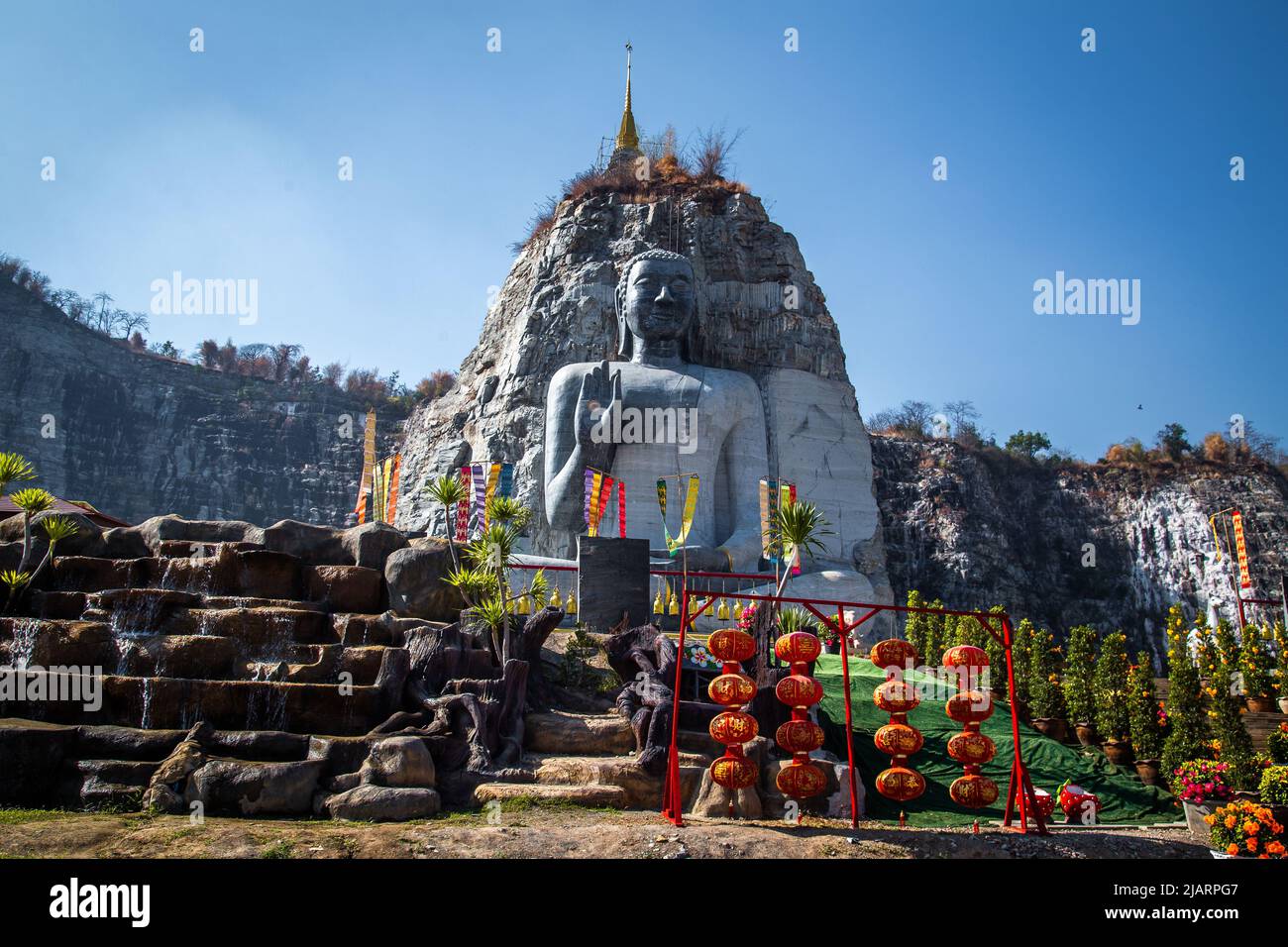 Luang Pho U Thong ou Phra Phuttha Pusaya Khiri Sri Suvarnabhumi, Bhutsaya Khiri Suvarnabhumi, également connu sous le nom de Bouddha de roche à Suphan Buri, Thaïlande Banque D'Images