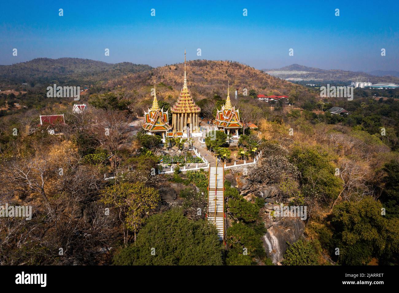 Vue aérienne de Wat Khao Phra si Sanphet, temple au sommet de la colline, à Suphan Buri, Thaïlande Banque D'Images