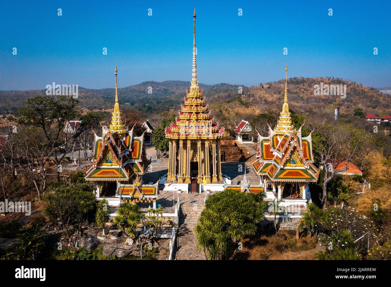 Vue aérienne de Wat Khao Phra si Sanphet, temple au sommet de la colline, à Suphan Buri, Thaïlande Banque D'Images