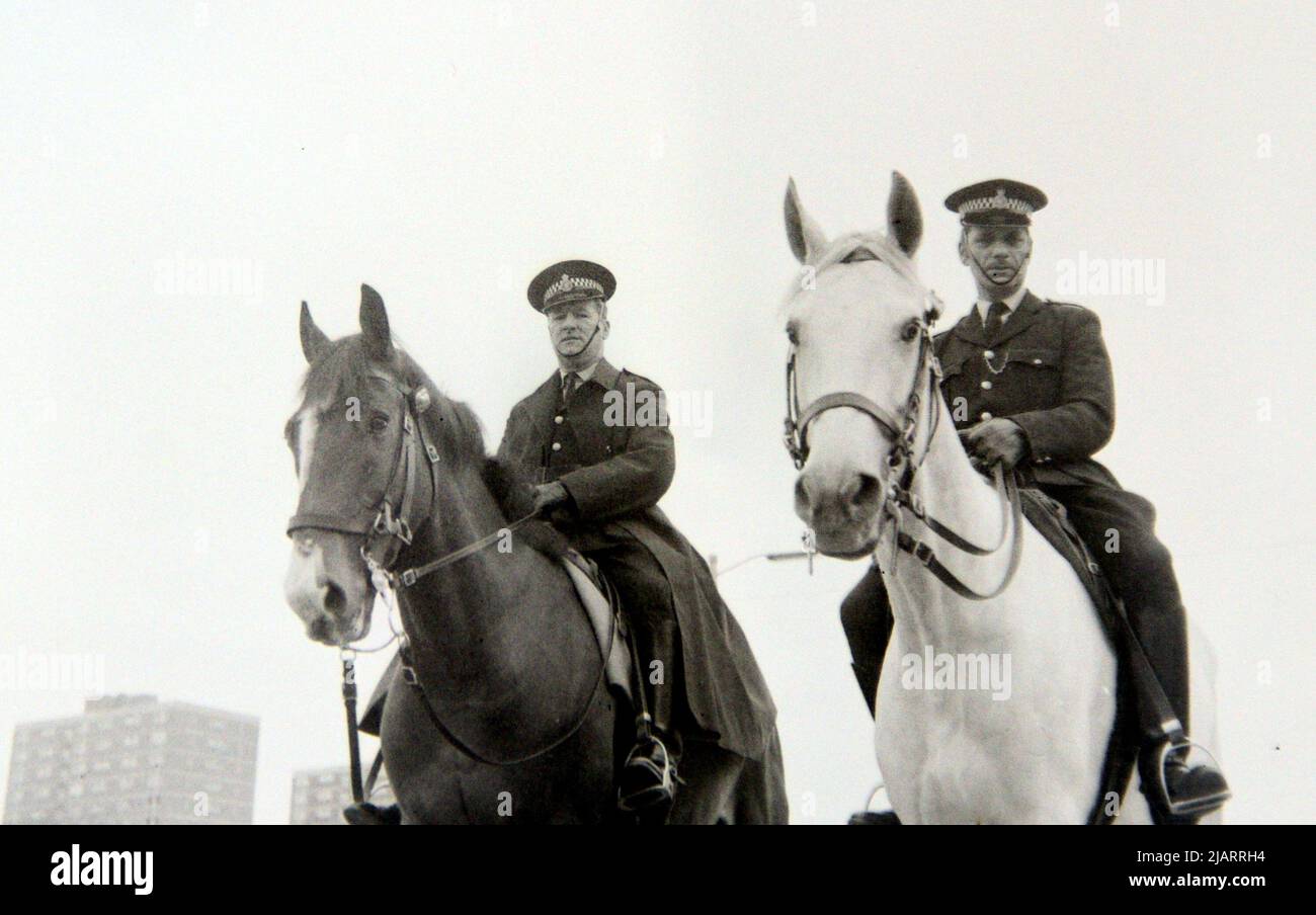 Des policiers à cheval, qui font la police d'une manifestation contre le racisme à Leicester, en Angleterre, au Royaume-Uni, dans les îles britanniques, en 1972. Banque D'Images
