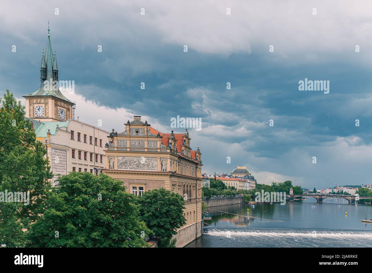 Nuages noirs de pluie sur la rivière Vltava. Vue sur le château de Prague depuis le pont Charles. Saison été, printemps. Prague République tchèque, 05 2022 Banque D'Images