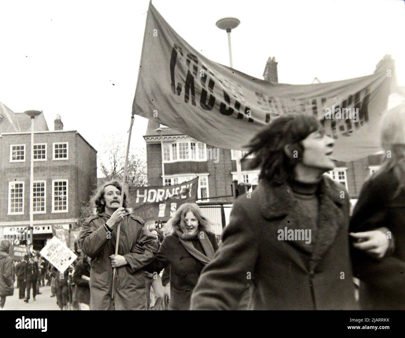 Des manifestants portant des bannières et des pancartes participent à une manifestation contre le racisme à Leicester, Angleterre, Royaume-Uni, îles britanniques, en 1972. Banque D'Images