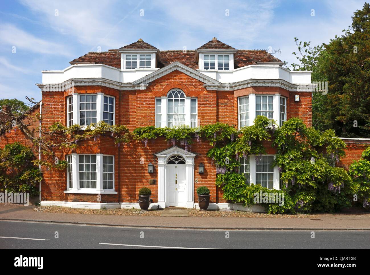 Une vue sur Salisbury House, une maison médiévale à pans de bois 'modernisée' dans le 1700s avec façade de brique ajoutée à Lavenham, Suffolk, Angleterre, Royaume-Uni. Banque D'Images