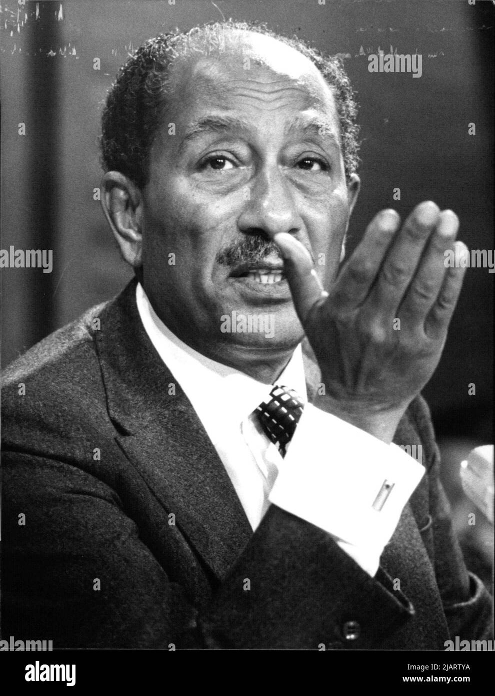 Mohammed Anwar el-Sadat, ägittischer Staatspräsiden, im Amt von 1970 bis zu seiner Ermordung am 6.10.81. Er führte Ägitten in den Jom-Kippur-Krieg 1973, löste das Land aus der engen Bindung an die Sowjetunion und schloss 1979 einen Friedensvertrag mit Israel, wofür den Friedensnobelpreis erhielt. Banque D'Images