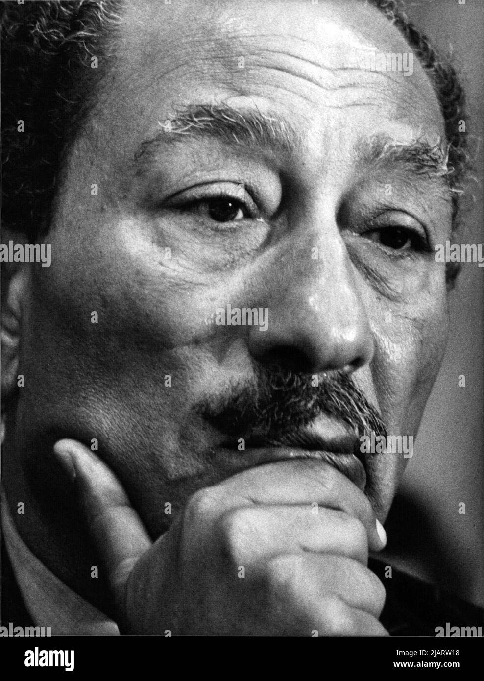 Mohammed Anwar el-Sadat, ägittischer Staatspräsiden, im Amt von 1970 bis zu seiner Ermordung am 6.10.81. Er führte Ägitten in den Jom-Kippur-Krieg 1973, löste das Land aus der engen Bindung an die Sowjetunion und schloss 1979 einen Friedensvertrag mit Israel, wofür den Friedensnobelpreis erhielt. Banque D'Images