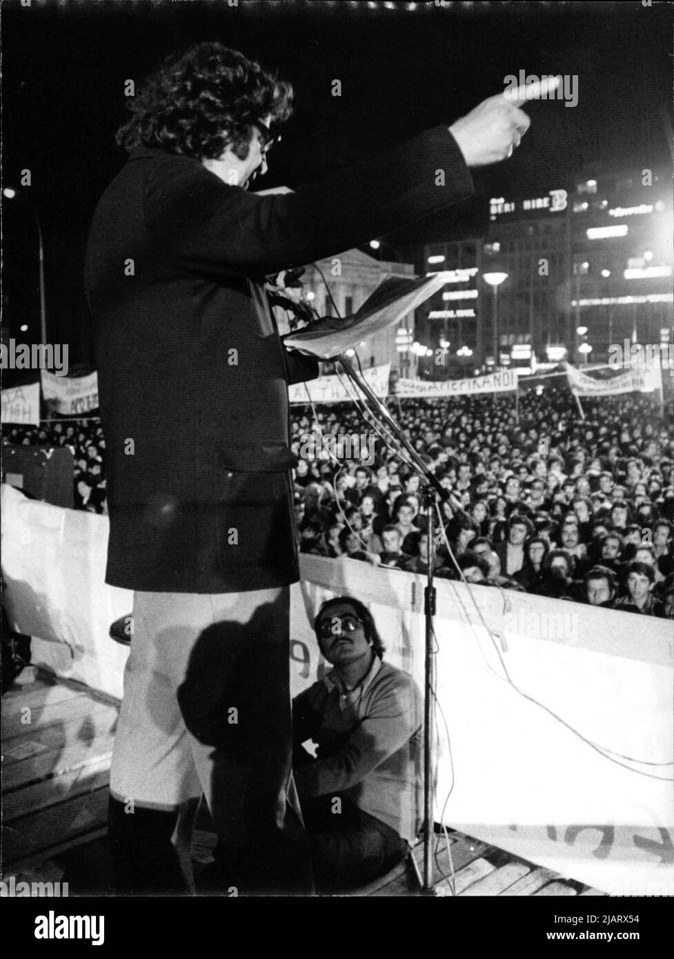 Mikis Theodorakis, Griechischer Komponist, bewirbt sich BEI den Parlamentswahlen 1974 für die Kommunistische Partei Griechenlands Banque D'Images