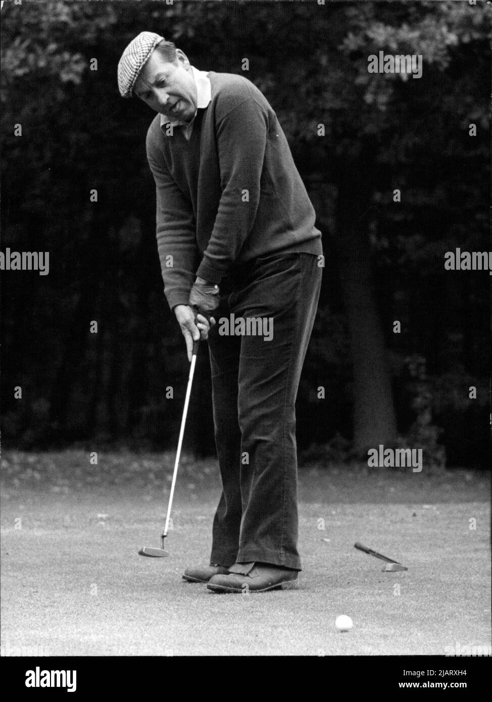 Otto Schlecht beim Golf Spielen. Christian Schlecht, deutscher Wirtschaftswissenschaften und Staatssekretär im Bundesministerium für Wirtschaft. Banque D'Images