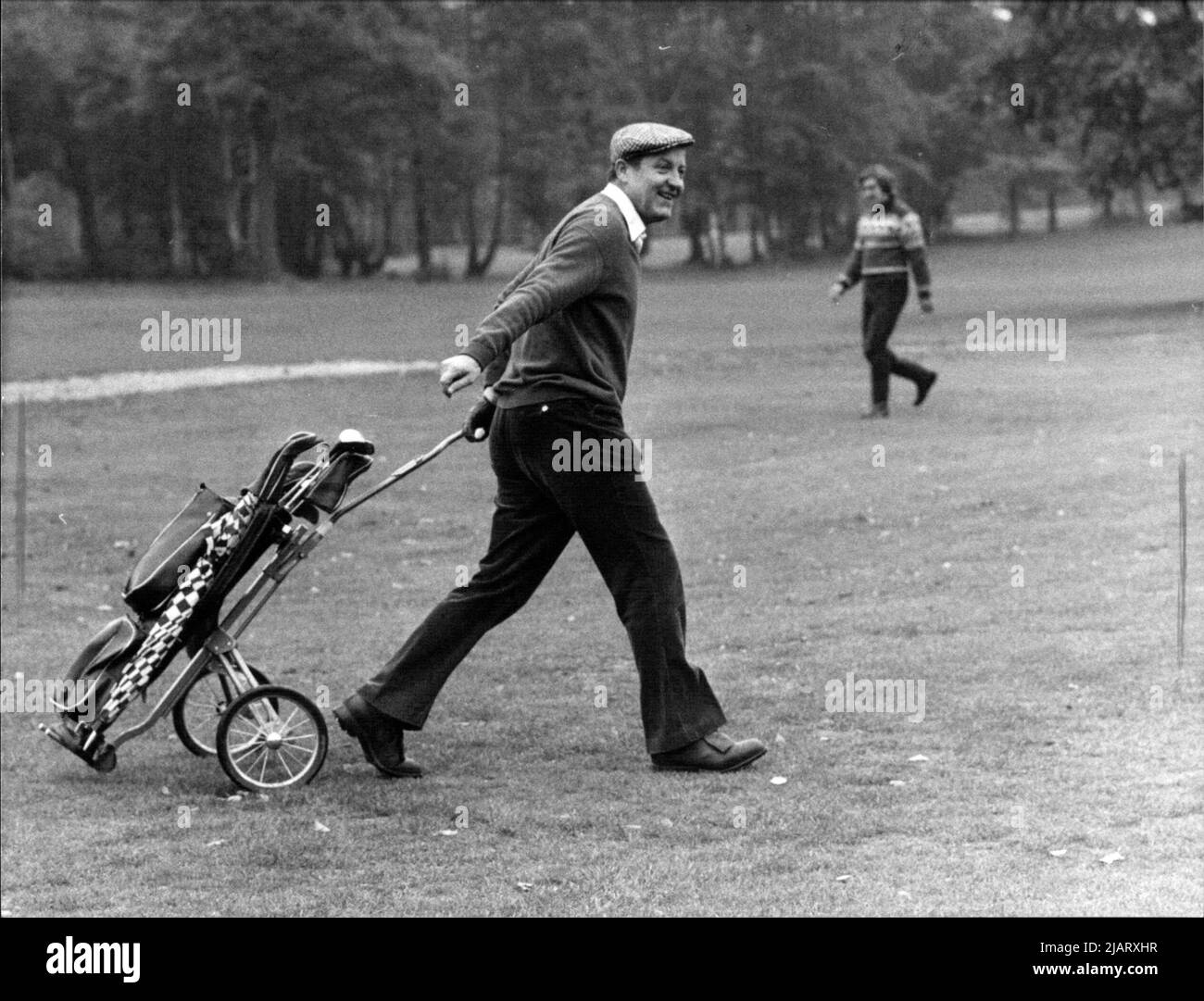 Otto Schlecht beim Golf Spielen. Christian Schlecht, deutscher Wirtschaftswissenschaften und Staatssekretär im Bundesministerium für Wirtschaft. Banque D'Images