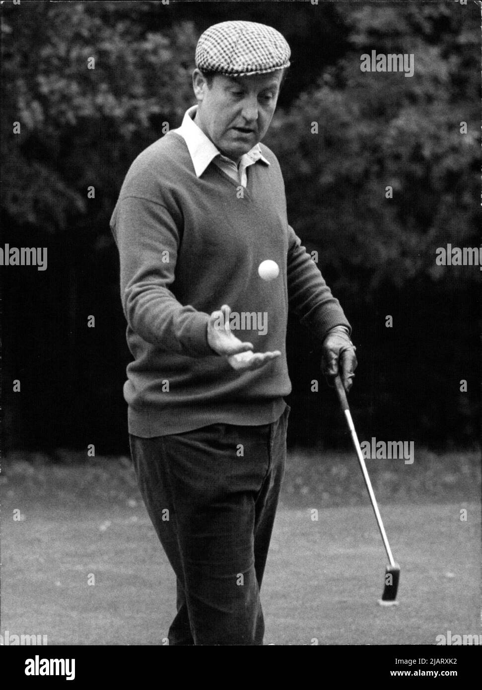 Otto Schlecht beim Golf Spielen. Christian Schlecht, deutscher Wirtschaftswissenschaften und Staatssekretär im Bundesministerium für Wirtschaft. Banque D'Images