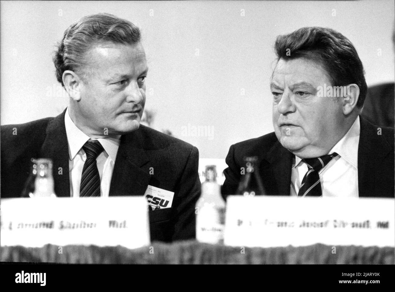 Der bayrische Ministerpräsident Franz Josef Strauß im Gespräch mit seinem Finanzminister Max Streibl Banque D'Images