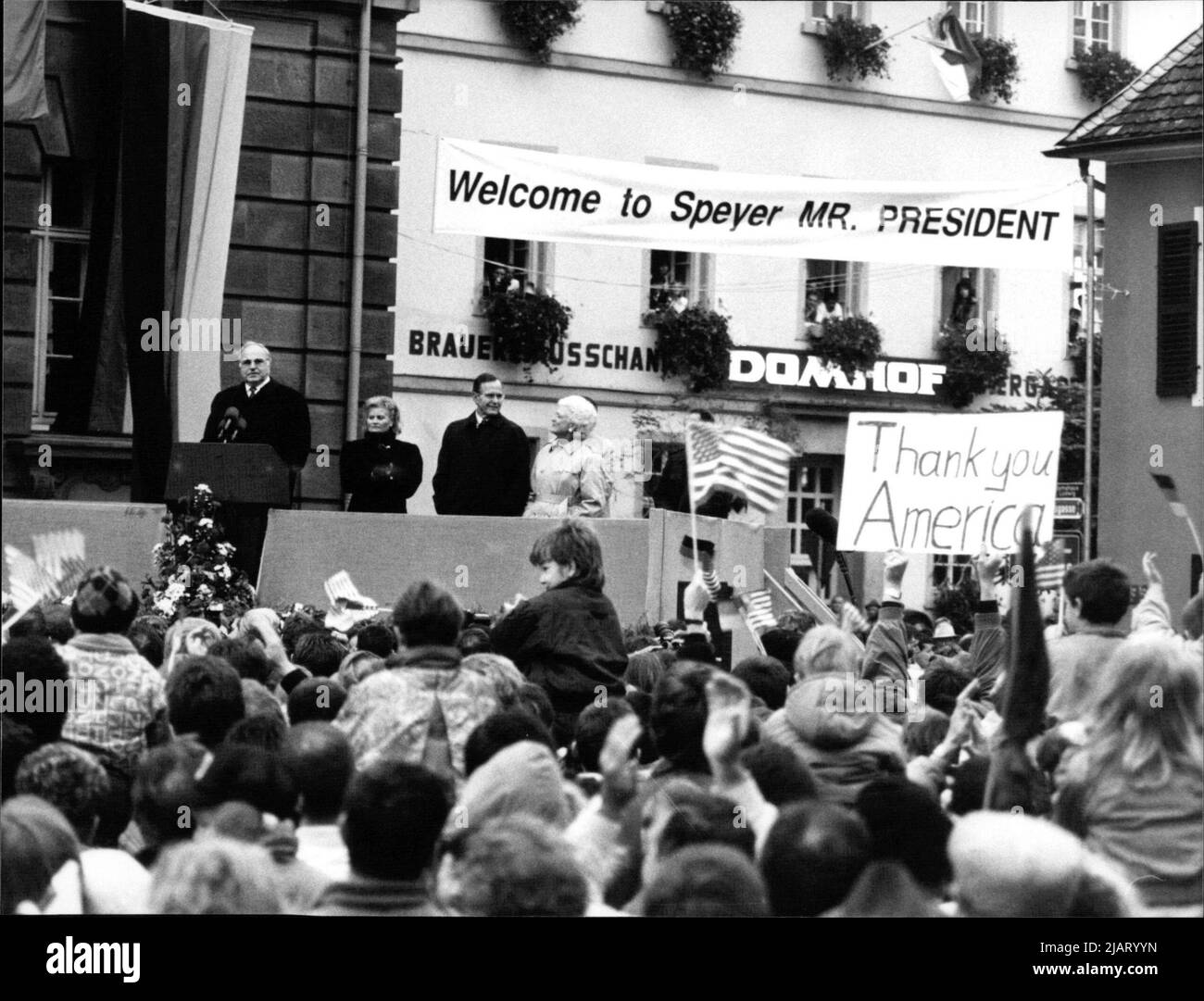 DAS Foto zeigt den US-amerikanischen Präsidenten George H. W. Bush (3. Von Links) mit Bundeskanzler Helmut Kohl (Links) am Marktplatz von Speyer. Banque D'Images