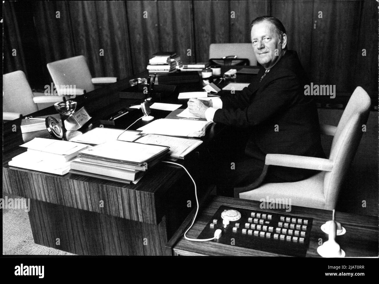 Die Abbildung zeigt Prof. Kurt Hansen von der Bayer AG in seinem Büro in Leverkusen. Banque D'Images