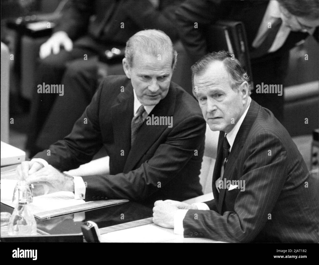 GEORGE H. W. Bush et James Baker, ministre des États-Unis, BEI einer OTAN-Gipfelkonferenz zur Abrüstung am 29.05.89 à Brüssel. Banque D'Images