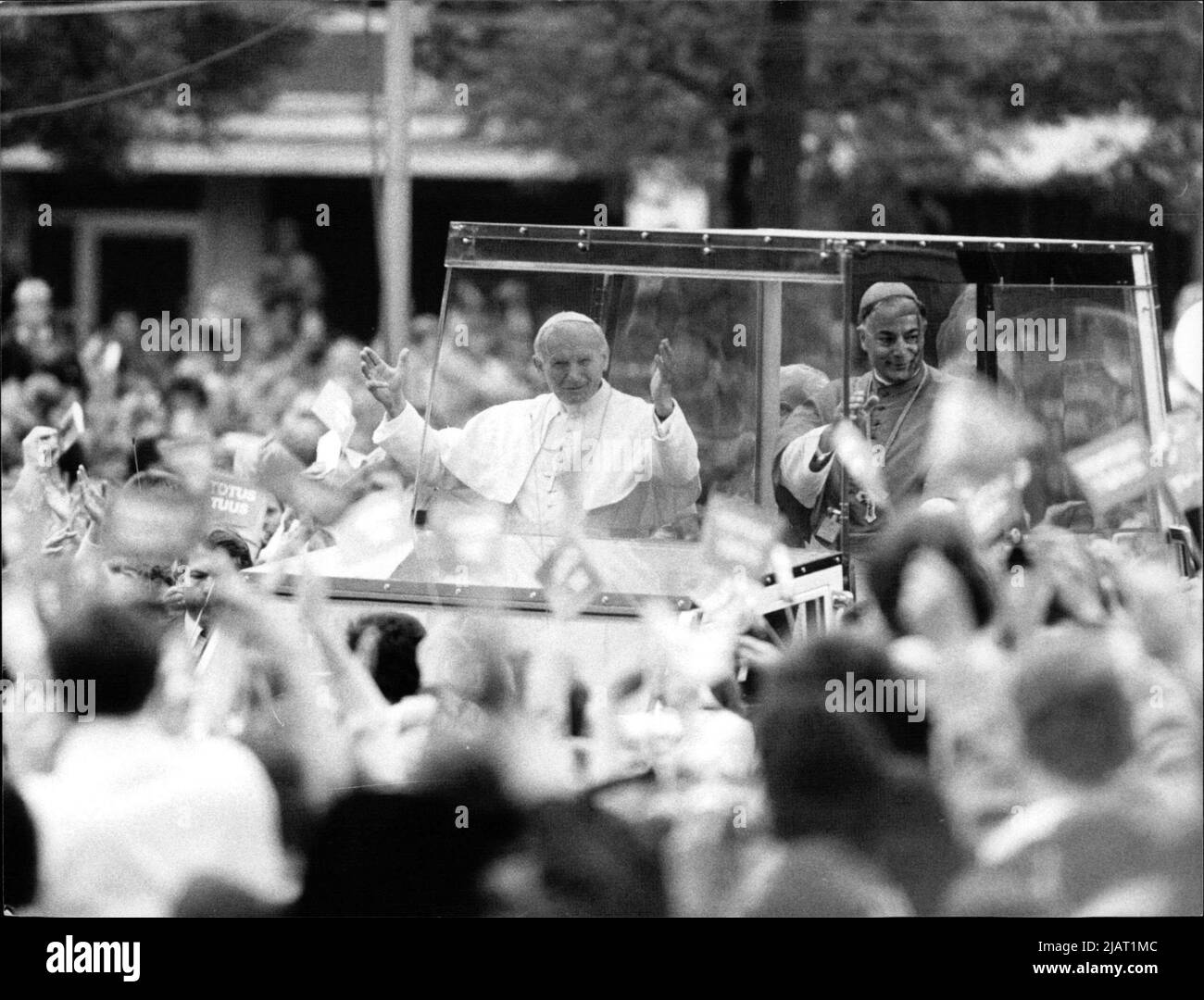 DAS Bild zeigt Papst Johannes Paul II beim Eintreffen auf dem Domplatz à Münster. Banque D'Images