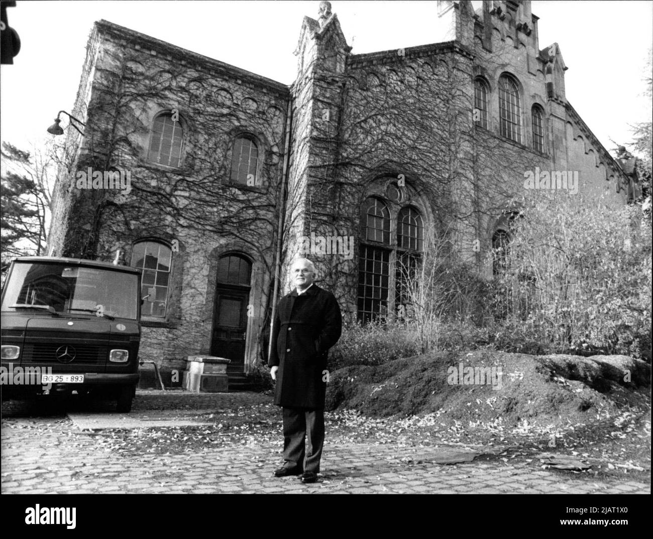 Foto des Bundestag allemand à Bonn, Dr. Rainer Barzel vor dem Alten Wasserwerk hinter dem Deutschen Bundestag. Banque D'Images