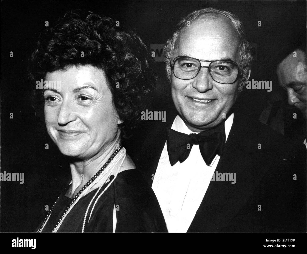 Dr. Rainer Barzel mit seiner Frau Kriemhild auf dem Bundespresseball 1975. Banque D'Images