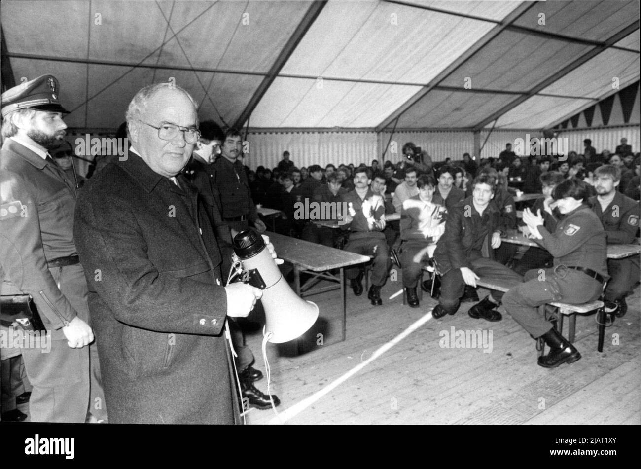 Foto des Bundestag Dr. Rainer Barzel BEI der Bereitschaftspalizei. Banque D'Images