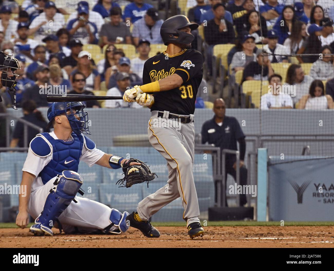 Los Angeles, États-Unis. 01st juin 2022. Les pirates de Pittsburgh Tucupita Marcano frappe un homer à deux-run au large des Dodgers de Los Angeles commençant le pichet Julio Urias, donnant aux Pirates une avance de 4-0 pendant le deuxième repas au Dodger Stadium à Los Angeles le mardi 31 mai 2022. Photo de Jim Ruymen/UPI crédit: UPI/Alay Live News Banque D'Images