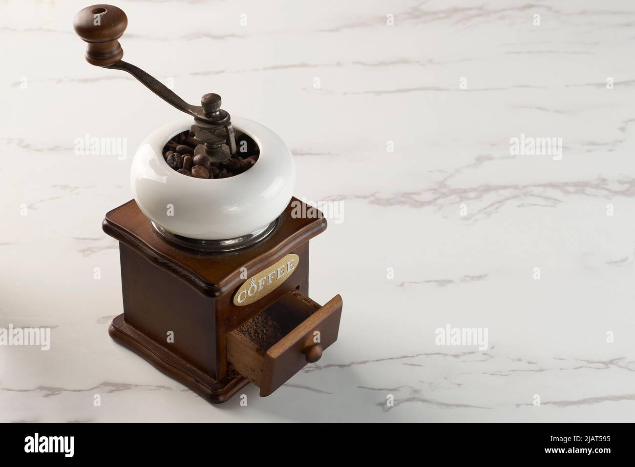 Un moulin à café classique avec réservoir de poudre ouvert. Le mot « café » contenu dans l'objet n'est pas un nom de marque, mais un élément graphique Banque D'Images