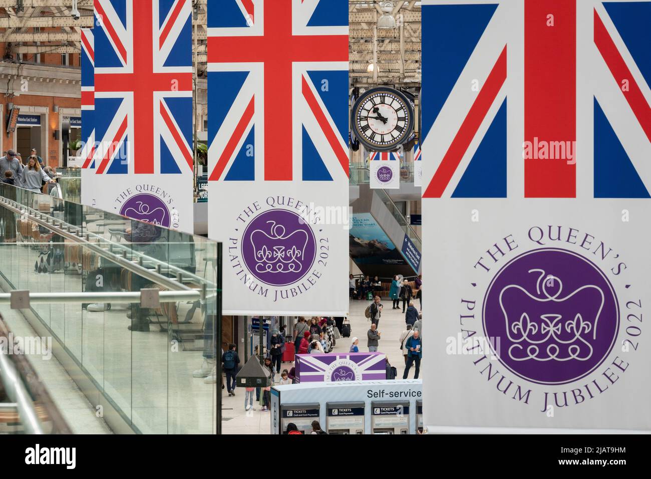 Les bannières Union Jack pendent au-dessus du hall de la gare de Waterloo alors que les préparatifs se poursuivent pour les célébrations du Jubilé de platine de la Reine dans la capitale, le 31st mai 2022, à Londres, en Angleterre. La reine Elizabeth II est sur le trône du Royaume-Uni depuis 70 ans, le monarque le plus longtemps au service de l'histoire anglaise et les drapeaux de l'Union Jack peuvent être vus partout dans le pays dans la semaine précédant le week-end du Jubilé. Banque D'Images