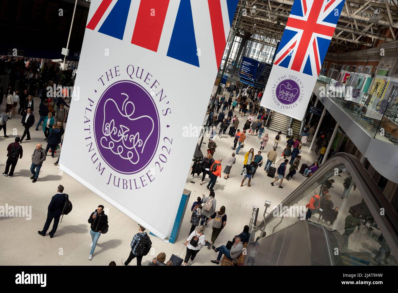 Les bannières Union Jack pendent au-dessus du hall de la gare de Waterloo alors que les préparatifs se poursuivent pour les célébrations du Jubilé de platine de la Reine dans la capitale, le 31st mai 2022, à Londres, en Angleterre. La reine Elizabeth II est sur le trône du Royaume-Uni depuis 70 ans, le monarque le plus longtemps au service de l'histoire anglaise et les drapeaux de l'Union Jack peuvent être vus partout dans le pays dans la semaine précédant le week-end du Jubilé. Banque D'Images