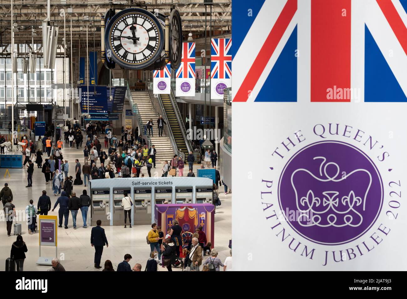Les bannières Union Jack pendent au-dessus du hall de la gare de Waterloo alors que les préparatifs se poursuivent pour les célébrations du Jubilé de platine de la Reine dans la capitale, le 31st mai 2022, à Londres, en Angleterre. La reine Elizabeth II est sur le trône du Royaume-Uni depuis 70 ans, le monarque le plus longtemps au service de l'histoire anglaise et les drapeaux de l'Union Jack peuvent être vus partout dans le pays dans la semaine précédant le week-end du Jubilé. Banque D'Images