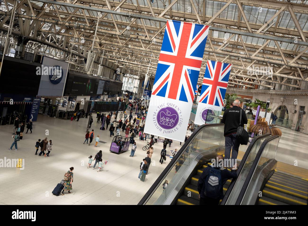 Les bannières Union Jack pendent au-dessus du hall de la gare de Waterloo alors que les préparatifs se poursuivent pour les célébrations du Jubilé de platine de la Reine dans la capitale, le 31st mai 2022, à Londres, en Angleterre. La reine Elizabeth II est sur le trône du Royaume-Uni depuis 70 ans, le monarque le plus longtemps au service de l'histoire anglaise et les drapeaux de l'Union Jack peuvent être vus partout dans le pays dans la semaine précédant le week-end du Jubilé. Banque D'Images