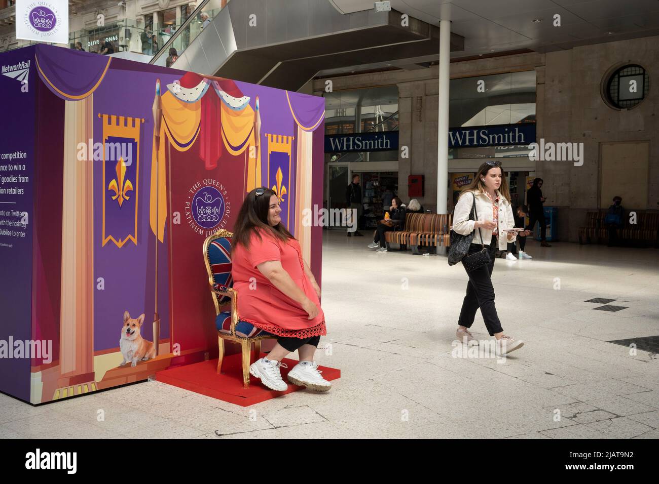 Un passager de chemin de fer aime s'asseoir sur un trône sur le hall de la gare de Waterloo alors que les préparatifs se poursuivent pour les célébrations du Jubilé de platine de la Reine dans la capitale, le 31st mai 2022, à Londres, en Angleterre. La reine Elizabeth II est sur le trône du Royaume-Uni depuis 70 ans, le monarque le plus longtemps au service de l'histoire anglaise et les drapeaux de l'Union Jack peuvent être vus partout dans le pays dans la semaine précédant le week-end du Jubilé. Banque D'Images