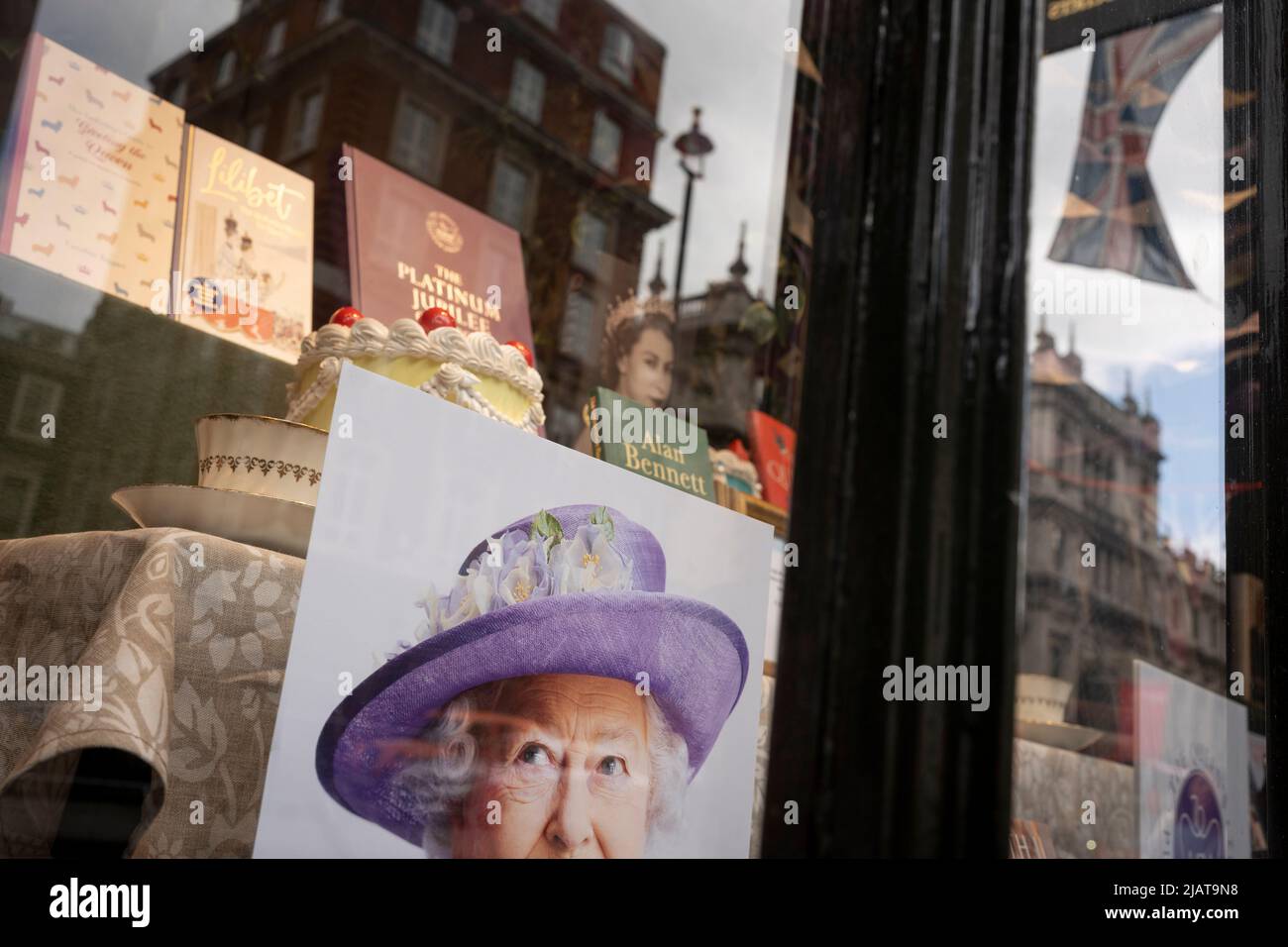 Le visage de la Reine fait partie d'une exposition de marchandises royales à la fenêtre d'un détaillant de Piccadilly alors que les préparatifs se poursuivent pour les célébrations du Jubilé de platine de la Reine dans la capitale, le 31st mai 2022, à Londres, en Angleterre. La reine Elizabeth II est sur le trône du Royaume-Uni depuis 70 ans, le monarque le plus longtemps au service de l'histoire anglaise et les drapeaux de l'Union Jack peuvent être vus partout dans le pays dans la semaine précédant le week-end du Jubilé. Banque D'Images