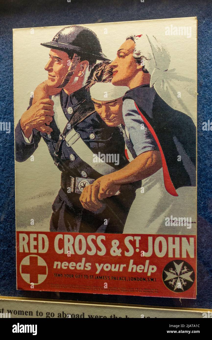 « Red Cross & St John a besoin de votre aide », une affiche de la Seconde Guerre mondiale dans le musée à thème Eden Camp Modern History, près de Malton, dans le North Yorkshire, en Angleterre. Banque D'Images