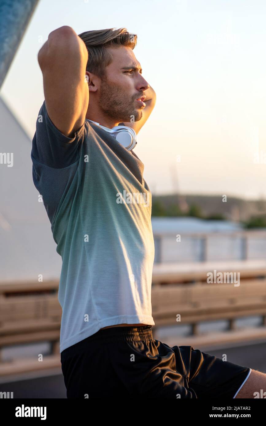 Un jeune homme en forme fait une petite pause après un entraînement en plein air.Fitness sport personnes concept de style de vie Banque D'Images