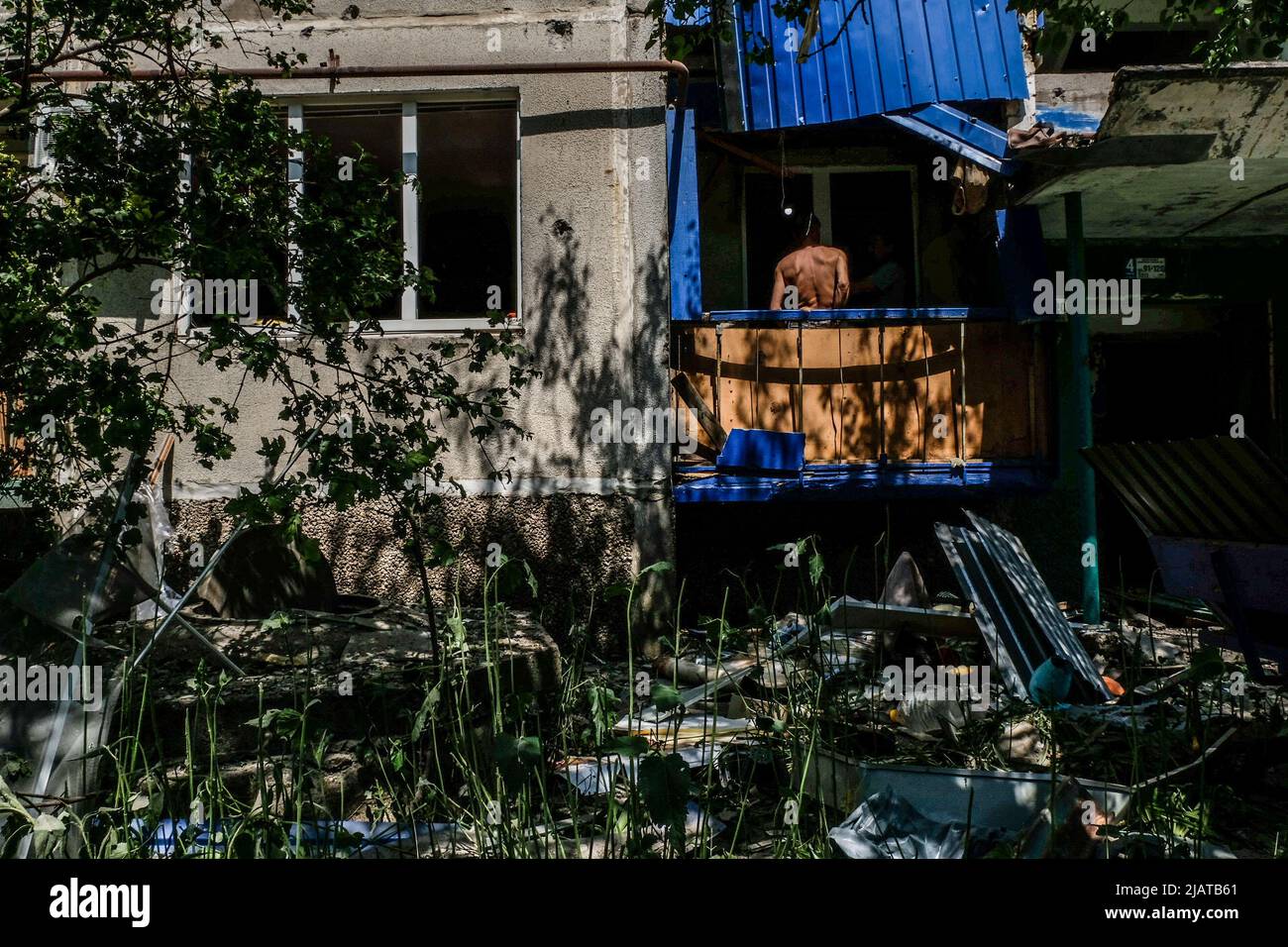 Sloviansk, Ukraine. 31st mai 2022. Les gens vus à leur appartement détruit. Sloviansk est une ville située à 20 km au nord de Kramatorsk en direction de Lyman et fait partie de la région de Donetsk. Dans la nuit entre 30 mai et 31 mai, la ville a été attaquée par l'armée russe, une attaque de missiles a détruit plusieurs bâtiments du centre-ville, tuant trois civils et en blessant six. Crédit : SOPA Images Limited/Alamy Live News Banque D'Images