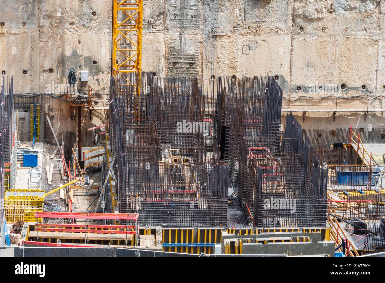 Arrière-plan du chantier de construction. Grues de levage et nouveaux bâtiments à plusieurs étages. Arrière-plan industriel. Gros plan du complexe Somail à tel Aviv. Travaux de construction du nouveau bâtiment de la municipalité de tel Aviv Banque D'Images