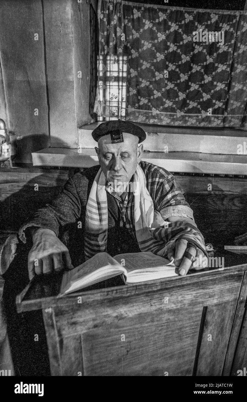 Prière des Juifs de Cracovie dans la Synagogue Remuh, 1980s, Kazimierz de Cracovie. Banque D'Images