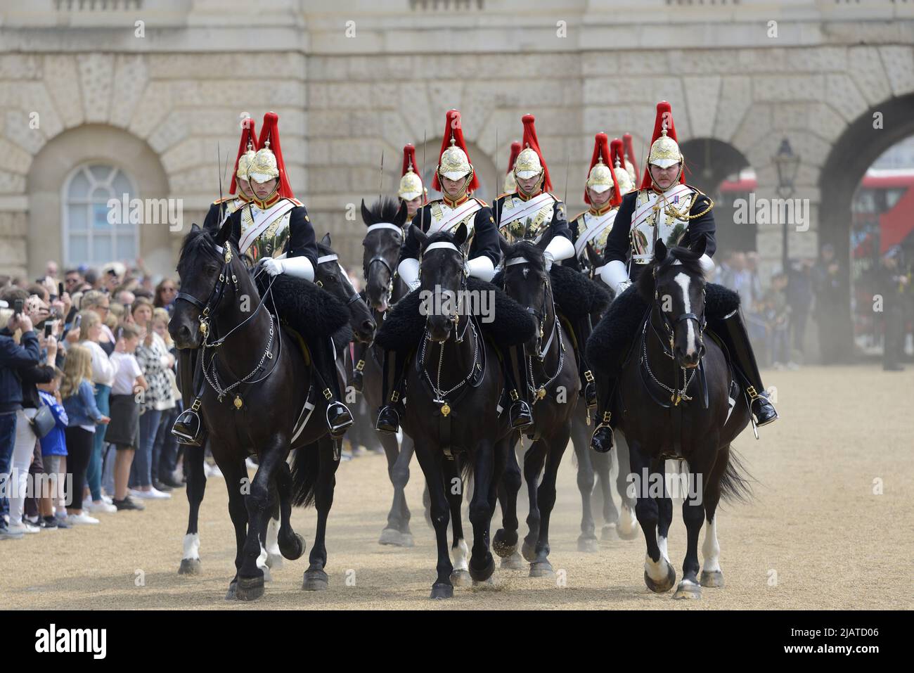 Londres, Angleterre, Royaume-Uni. Relève quotidienne de la garde dans la parade des gardes à cheval - membres des Blues et Royals Banque D'Images