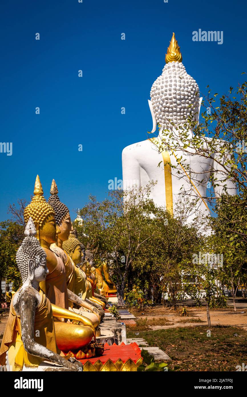 Wat Phai Rong Wua temples, buddhas et sculptures à Suphan Buri, Thaïlande Banque D'Images
