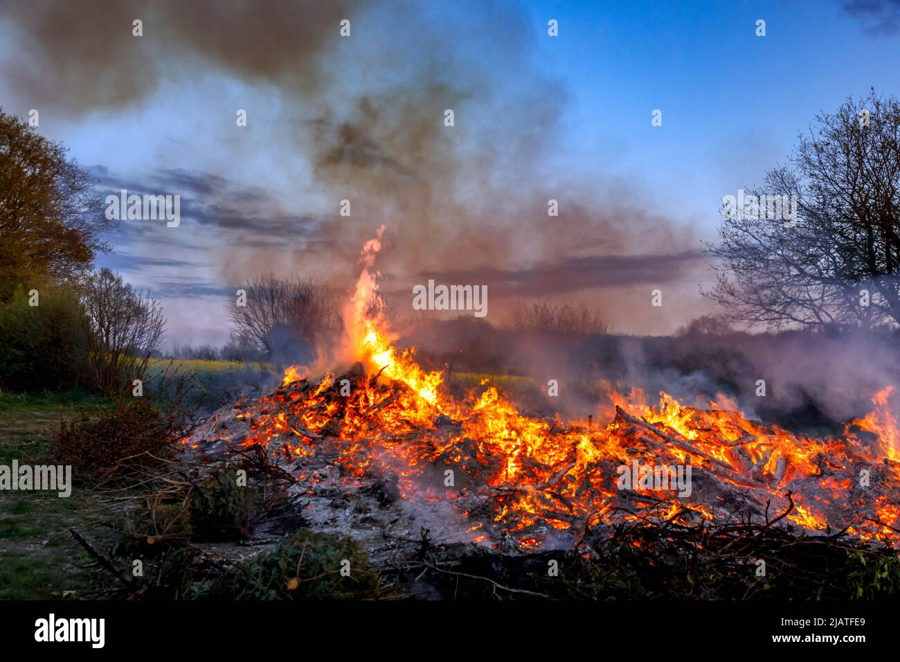 Großes Holzfeuer eine Tradition zur Walpurgisnacht Banque D'Images