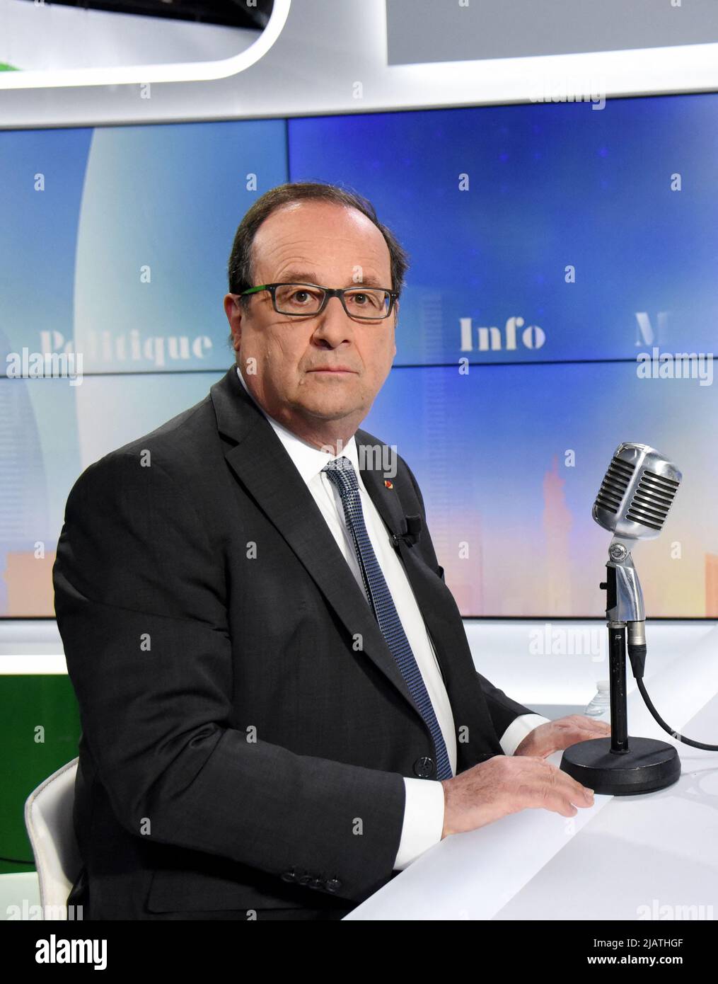 François Hollande est interviewé par Apolline de Malherbe sur RMC/BFMTV à Paris, France sur 1 juin 2022 photo par Alain Apaydin/ABACAPRESS.COM Banque D'Images